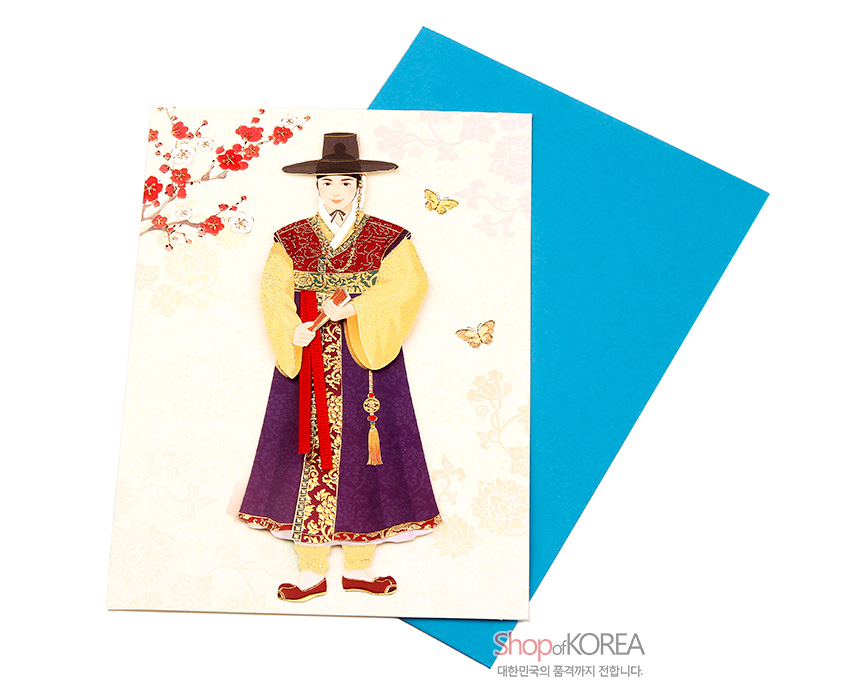 [텍스트: Shop of KOREA 대한민국의 품격까지 전합니다.] 자주색과 금색이 조화된 남자 한복 일러스트 카드, 매화와 나비 문양 배경, 청색 봉투 구성 이미지 설명