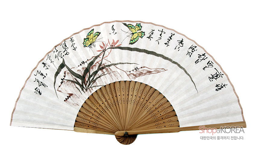 [텍스트: Shop of KOREA 대한민국의 품격까지 전합니다.] 한지 합죽선 위 수묵 채색 난초와 나비, 한문 서예와 대나무 살의 조화로운 전통 부채 이미지 묘사