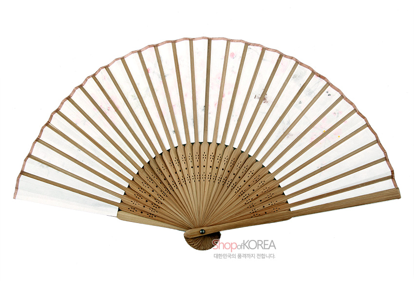 [텍스트: ShopofKOREA 대한민국의 품격까지 전합니다] 대나무살과 한지로 구성된 합죽선, 연한 수묵 채색 난초·나비 문양과 가장자리 분홍색 선으로 장식된 전통 부채 이미지 설명