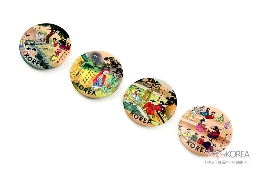 [텍스트: KOREA, Shop of KOREA, 대한민국의 품격까지 전합니다.] 금속 원형 자석 표면에 신윤복 풍속화 인물·풍경을 다채로운 한복 색감과 섬세한 채색으로 표현한 4종 구성