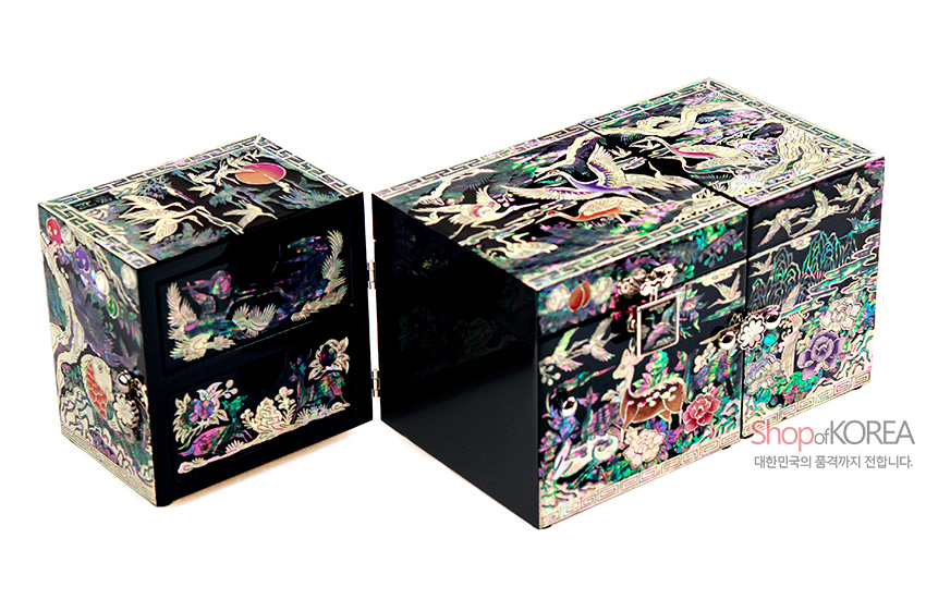 [텍스트: Shop of KOREA 대한민국의 품격까지 전합니다.] 흑색 옻칠 바탕 위 자개 상감으로 장생도 학과 사슴, 해·구름, 꽃문양을 화려하게 배치한 3폭 쌍합 보석함 이미지 설명