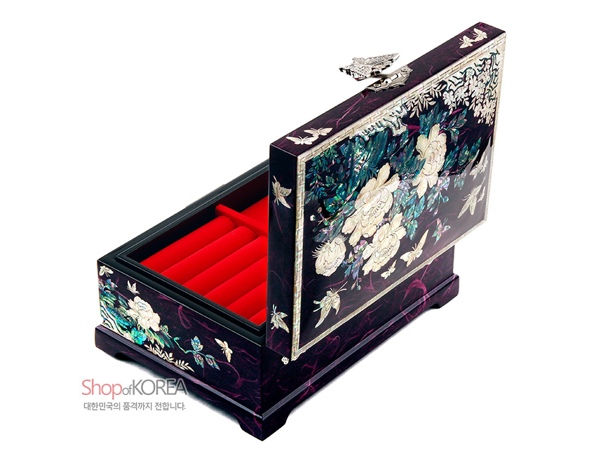 [텍스트: ShopofKOREA 대한민국의 품격까지 전합니다.] 진한 자주색 옻칠 바탕에 자개 상감 기법으로 목단과 나비 문양을 수놓은 직사각형 보석함, 내부 붉은 칸막이 수납 구조 장식형 보석함