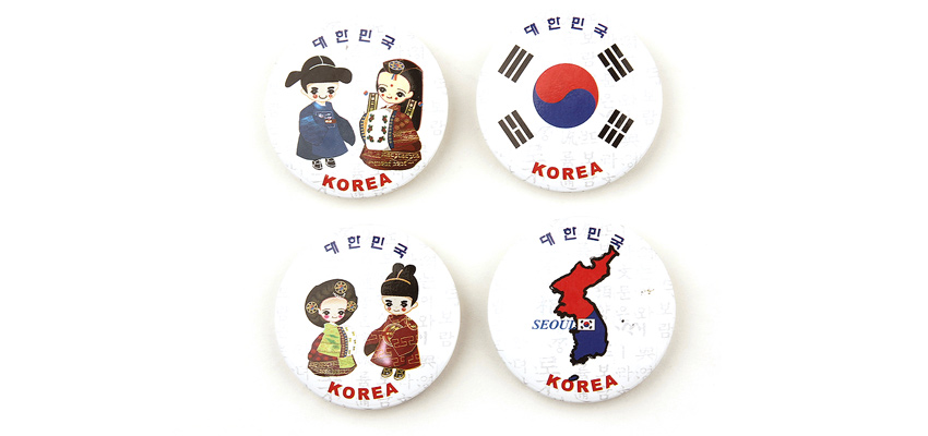 [텍스트: 대한민국 KOREA SEOUL] 흰색 금속 원형 자석 홀더에 한복 인물 일러스트, 태극기와 한반도 지도 문양을 컬러 인쇄한 4종 구성 이미지 설명