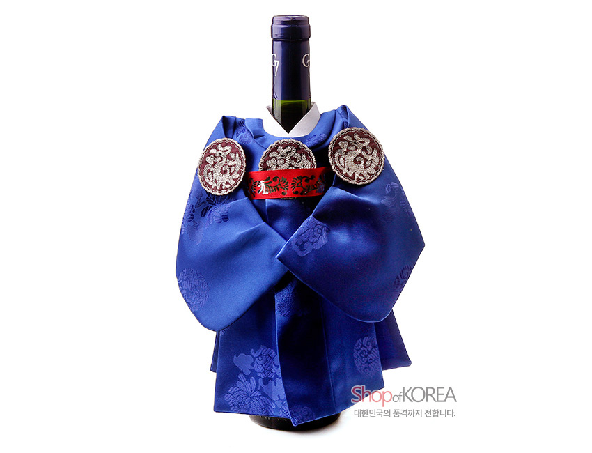 [텍스트: Shop of KOREA 대한민국의 품격까지 전합니다.] 청색 비단 직조 한복형 와인커버, 국화와 전통 문양 문의, 붉은색 허리 장식과 원형 수복 자수 견장 장식 디자인