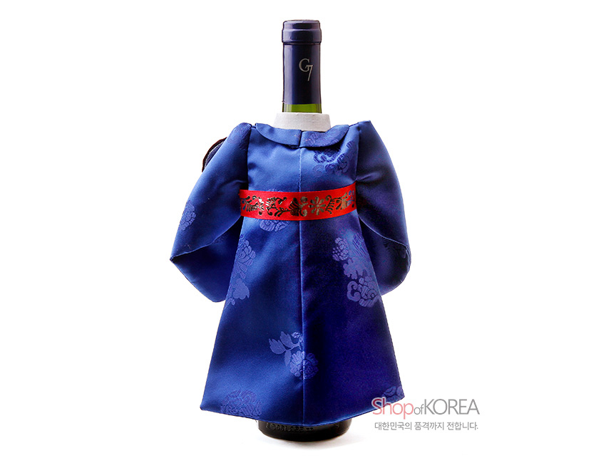 [텍스트: Shop of KOREA 대한민국의 품격까지 전합니다.] 청색 비단 재질 한복형 와인 커버, 국화 등 전통 문양 직조와 붉은색 금박 허리끈 장식 디자인