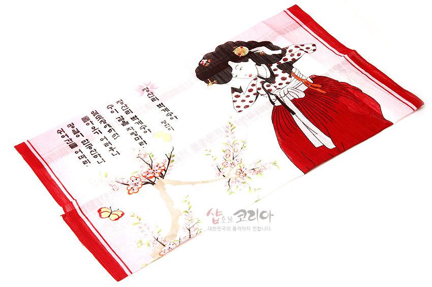 [텍스트: 샵오브코리아 대한민국의 품격까지 전합니다.] 흰 면 소재 바탕에 붉은 테두리, 한복 입은 여성과 매화나무·나비 민속화 일러스트가 인쇄된 손수건 디자인