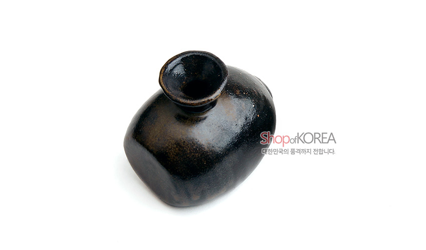 [텍스트: Shop of KOREA 대한민국의 품격까지 전합니다.] 짙은 흑갈색 유약을 입힌 도자 재질, 납작한 타원형 몸체와 짧은 목이 조화를 이루는 미니 옹기장군병 형태의 소품