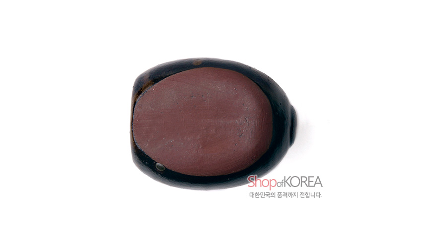 [텍스트: Shop of KOREA / 대한민국의 품격까지 전합니다.] 매끈한 갈색 바닥 흙 질감과 흑갈색 유약 테두리가 대비되는 타원형 도자기 바닥면 표현