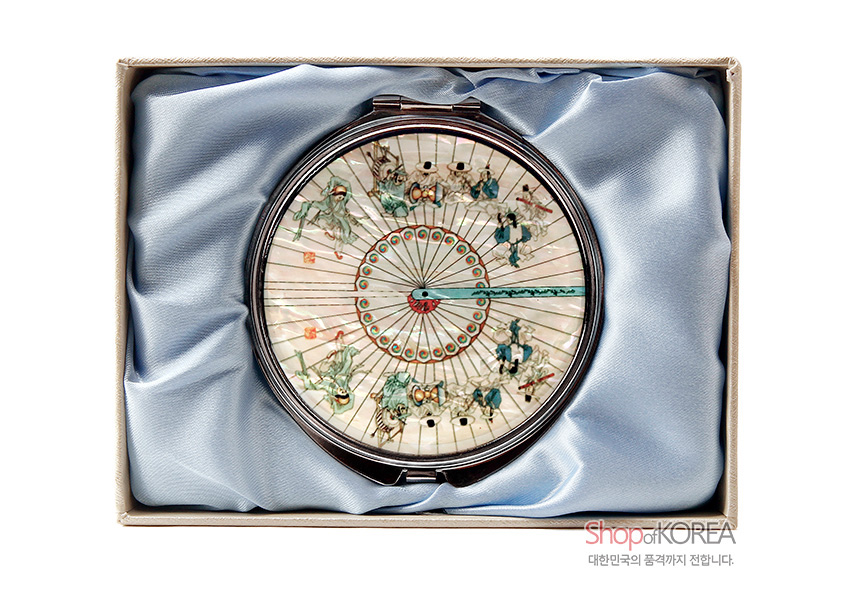 [텍스트: ShopofKOREA 대한민국의 품격까지 전합니다.] 원형 금속 손거울, 자개 상감 기법으로 부채와 전통 인물 문양을 세밀하게 표현한 다채로운 색감 장식 이미지 설명