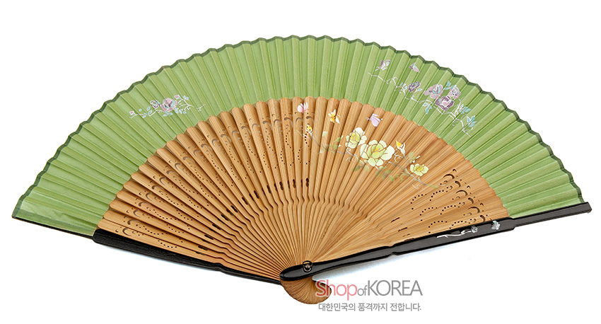 [텍스트: Shop of KOREA 대한민국의 품격까지 전합니다.] 연녹색 실크 천에 목단과 들꽃을 수채화풍으로 그린 접이식 부채, 섬세한 투각 무늬의 대나무 살대와 조화로운 전통 수공예품