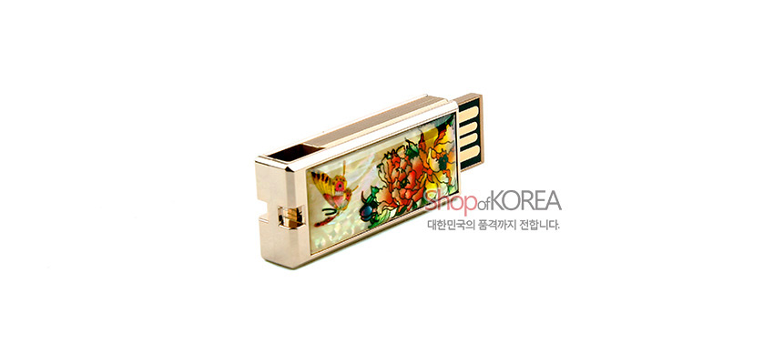 [텍스트: shop of KOREA, 대한민국의 품격까지 전합니다.] 나전으로 장식된 USB에 모란과 나비 문양을 상감한 광택 있는 자개 옻칠 장식 모습