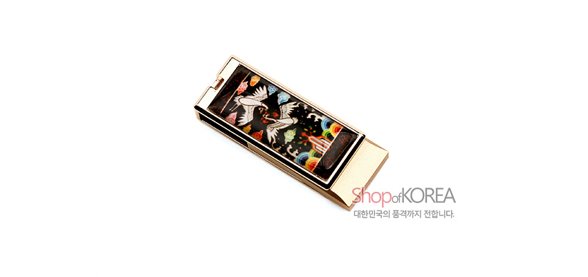 [텍스트: Shop of KOREA / 대한민국의 품격까지 전합니다.] 흑색 옻칠 바탕 위 자개 상감으로 학과 구름, 오색 길상 무늬를 넣은 금속 테두리 USB 메모리 장식 모습