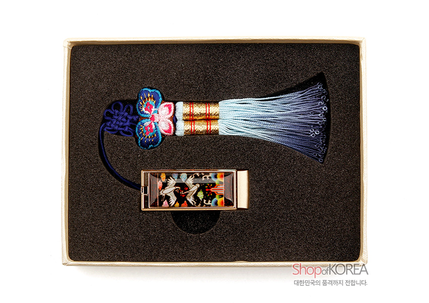 [텍스트: Shop of KOREA 대한민국의 품격까지 전합니다] 자개 상감으로 쌍학과 흉배 문양을 넣은 금속 USB와 청색 그라데이션 비단 술, 전통 매듭 장식이 조화를 이룬 구성