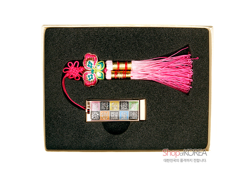 [텍스트: Shop of KOREA, 대한민국의 품격까지 전합니다.] 분홍 나비 비단 매듭과 술 장식, 금속 바디 위 다색 자개 상감 한자·전통문양 9칸이 배치된 USB 세트 이미지