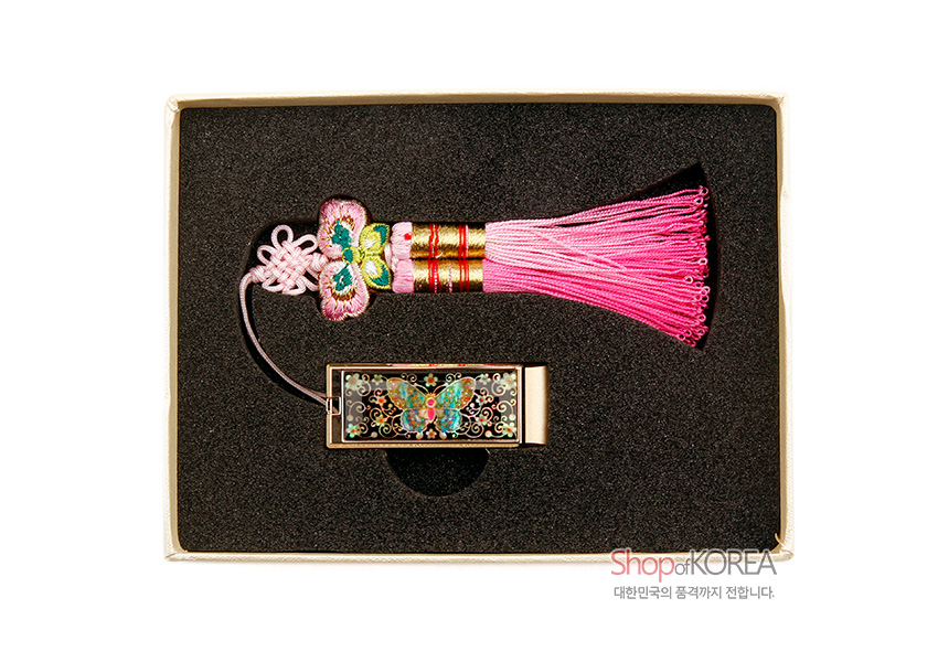 [텍스트: ShopofKOREA] 검은 바탕 금속 USB에 자개 상감 채색나비와 꽃문양을 더하고, 분홍 비단 실 매듭술 장식을 곁들인 전통 디자인 구성