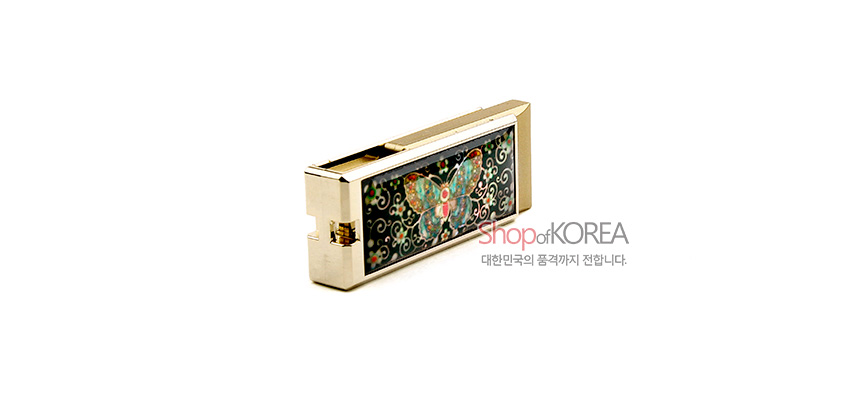 [텍스트: Shop of KOREA 대한민국의 품격까지 전합니다.] 금속 테두리 안 흑색 바탕 위 자개 상감 채색나비와 덩굴꽃 문양이 화려하게 장식된 USB 메모리 디자인