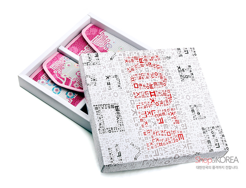 [텍스트: Shop of KOREA, 대한민국의 품격까지 전합니다.] 분홍색 누비 비단 장지갑·동전지갑 세트와 한글 패턴 인쇄 포장박스 구성 이미지 설명