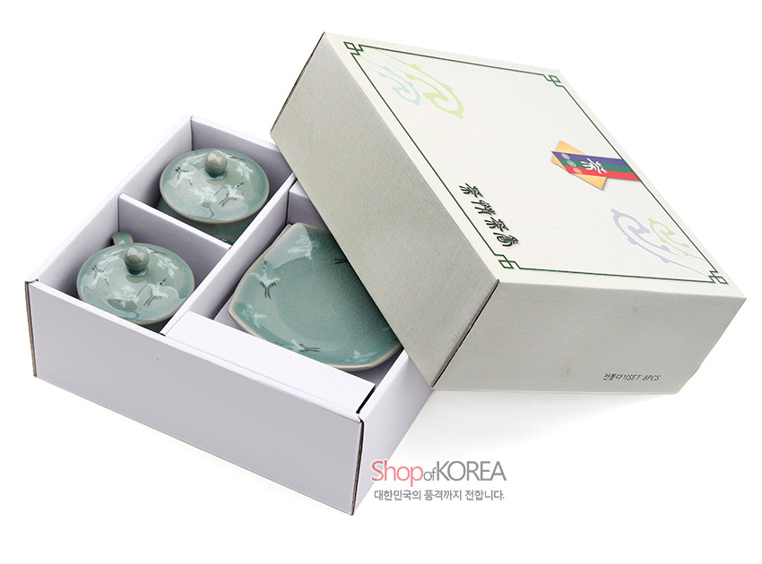 [텍스트: ShopofKOREA 대한민국의 품격까지 전합니다.] 비색청자 재질 찻잔과 받침, 운학 문양이 새겨진 연녹색 유약의 전통 도자 세트 이미지