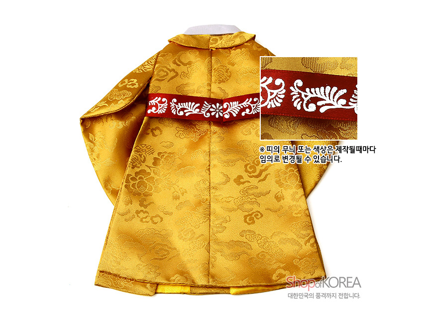 [텍스트: ※띠의 무늬 또는 색상은 제작될때마다 임의로 변경될 수 있습니다. ShopofKOREA 대한민국의 품격까지 전합니다.] 황색 비단에 구름·꽃 문양이 직조된 왕복 형태 와인커버와 붉은색 띠 위 흰색 식물문양 자수 장식 모습