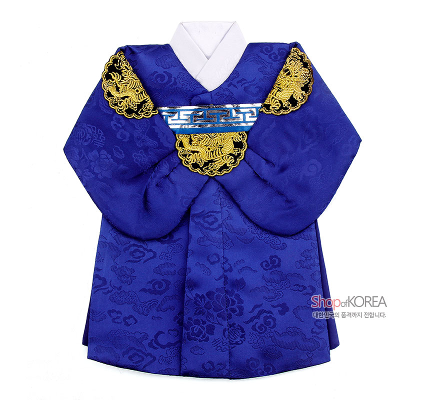 [텍스트: ShopofKOREA 대한민국의 품격까지 전합니다.] 청색 비단에 국화와 구름 문양을 짜넣은 한복형 와인커버, 흰색 동정과 금색 용 자수 견장, 청색 전통 기하문 장식 디테일 강조한 디자인