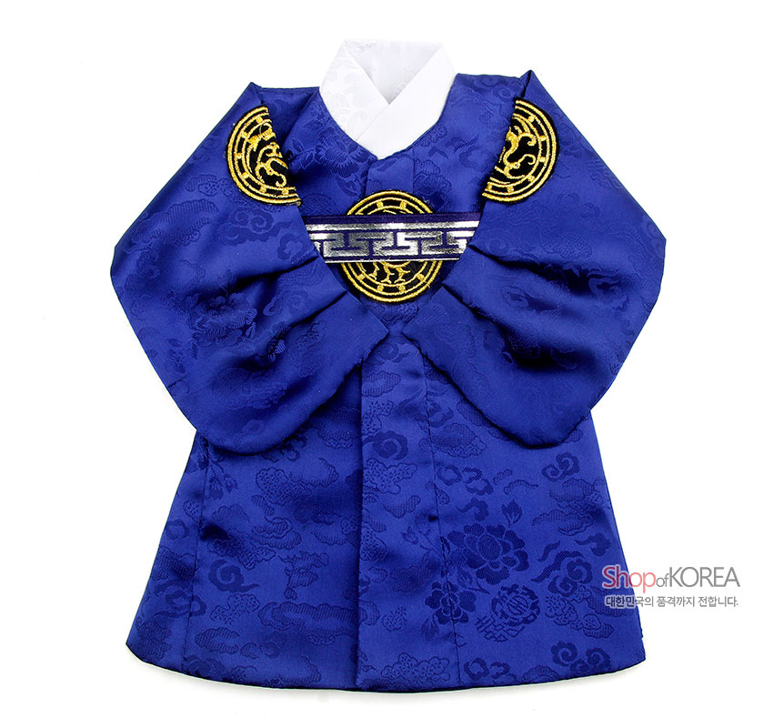 [텍스트: ShopofKOREA 대한민국의 품격까지 전합니다.] 청색 비단에 구름·국화 문양이 짜인 왕실 한복형 와인커버, 금사 자수 원형 견장과 전통 문양 끈 장식, 흰색 깃 배색 디자인