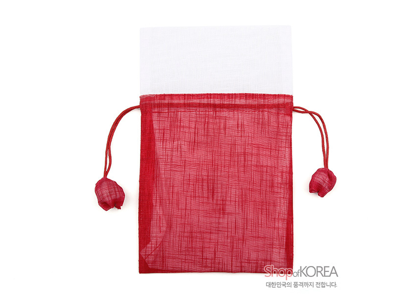 [텍스트: ShopofKOREA 대한민국의 품격까지 전합니다.] 흰색과 붉은색 모시로 구성된 복주머니, 가는 올이 비치는 직조 질감과 끈 끝 매듭 장식이 돋보이는 전통 공예품 형상