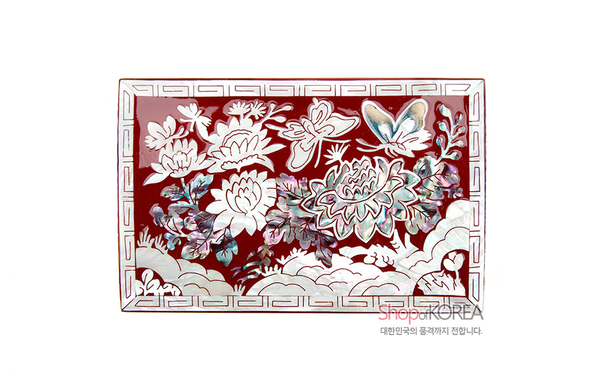 [텍스트: shopofKOREA 대한민국의 품격까지 전합니다.] 적색 옻칠 위 자개 상감으로 국화와 나비, 구름과 연꽃 문양을 정교하게 새긴 직사각형 나전 명함함 디자인