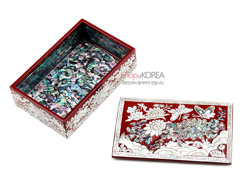 [텍스트: shopofKOREA 대한민국의 품격까지 전합니다.] 적색 옻칠 바탕에 자개 상감으로 국화와 나비, 구름무늬를 표현하고 내부를 화려한 나전으로 채운 직사각형 명함함 모습