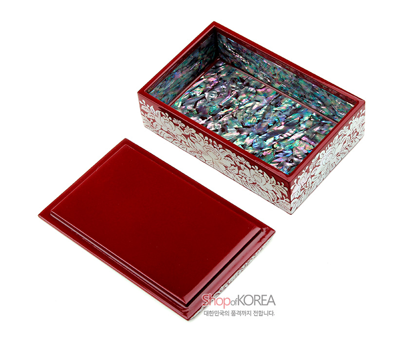 [텍스트: Shop of KOREA 대한민국의 품격까지 전합니다.] 적색 옻칠 바탕에 국화와 나비 문양 자개 상감을 두른 직사각형 명함함과 오색 자개 장식 내부 모습描写