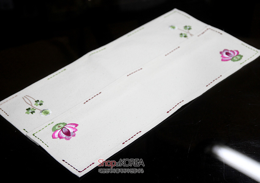 [텍스트: Shop of KOREA 대한민국의 품격까지 전합니다] 아이보리 광목 소재 위 분홍 연꽃과 초록 잎 자수, 가장자리 스티치 장식 2인용 식탁보 모습