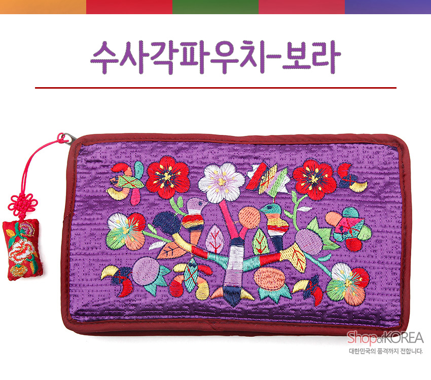 [텍스트: 수사각파우치-보라] 보라색 비단 누비 바탕에 다채로운 꽃과 열매, 원형 문양 자수를 두른 직사각 파우치와 붉은 매듭 장식 참 구성