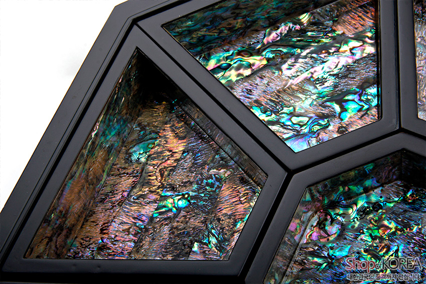 [텍스트: Shop of KOREA 대한민국의 멋과 정교함까지 전합니다] 팔각 구절함 내부 면에 자개 상감 기법으로 빛나는 나전 패턴을 채운 옻칠 마감 디자인