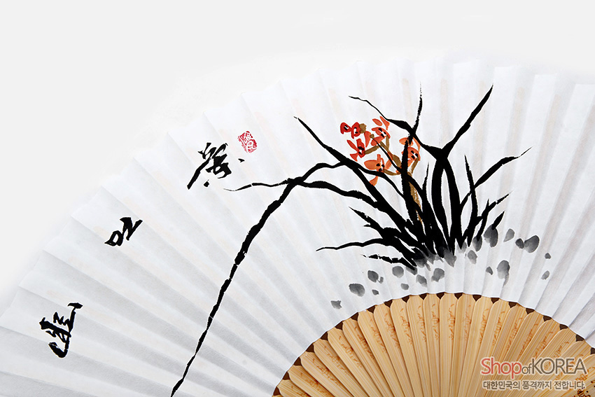 [텍스트: Shop of KOREA 대한민국의 품격까지 전합니다.] 흰 한지 위 수묵 난초와 붉은 난꽃, 검은 서예와 낙관이 어우러진 대나무 살 합죽선 디테일 이미지