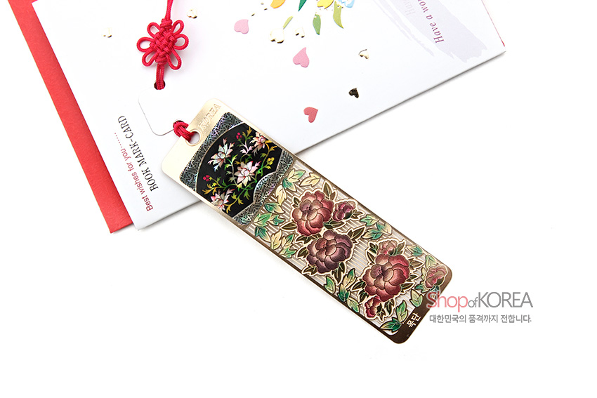 [텍스트: BOOK MARK CARD, 목단] 금속 위 자개 상감 기법으로 목단과 꽃, 전통 무늬를 섬세하게 장식하고 붉은 전통 매듭끈을 더한 책갈피 이미지