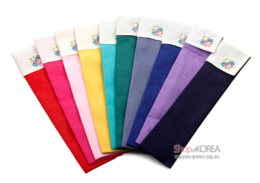 [텍스트: ShopofKOREA 대한민국의 품격까지 전합니다.] 다채로운 색상의 비단으로 만든 민속 부채주머니, 흰색 배색 상단에 나비 자수 문양이 수놓인 디자인