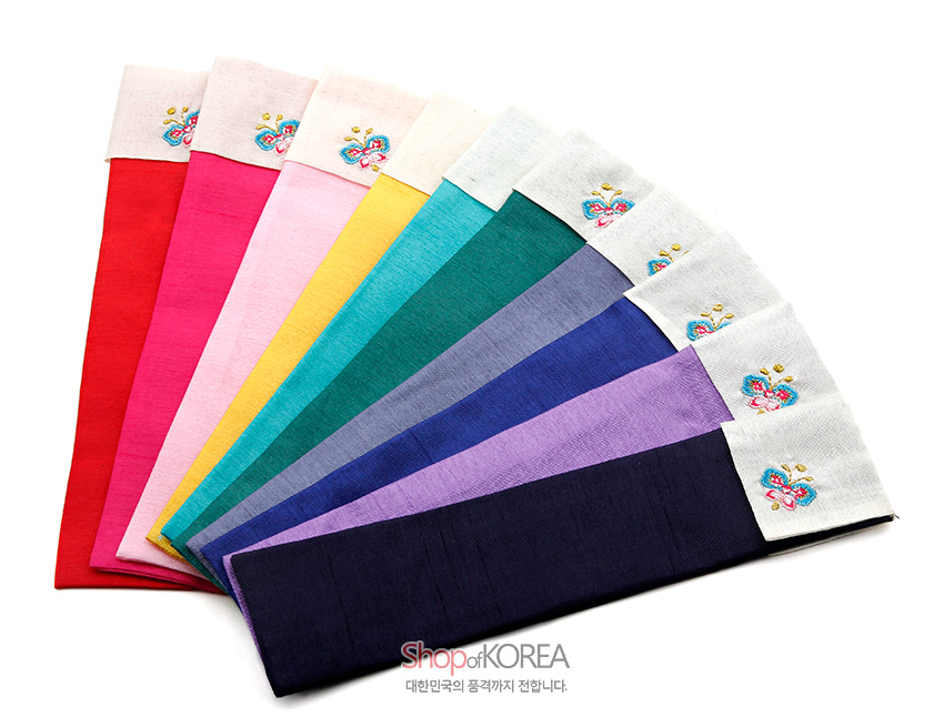 [텍스트: ShopofKOREA 대한민국의 품격까지 전합니다.] 다양한 색상의 비단 재질 부채 주머니, 흰색 상단 배색에 다채로운 실로 수놓인 나비 자수 문양 장식