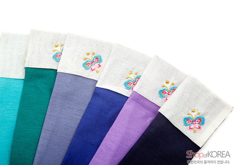 [텍스트: Shop of KOREA, 대한민국의 품격까지 전합니다.] 실크 재질의 부채주머니, 상단 흰 배색 단에 청색·분홍색 나비와 금빛 꽃 수자수 문양, 청록·보라·남색 등 다양한 색상의 배색 디자인