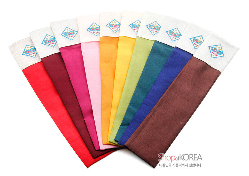 [텍스트: ShopofKOREA 대한민국의 품격까지 전합니다.] 비단 재질의 다채로운 색상 부채주머니, 흰색 상단에 전통 자수 기하학 문양 장식이 더해진 구성