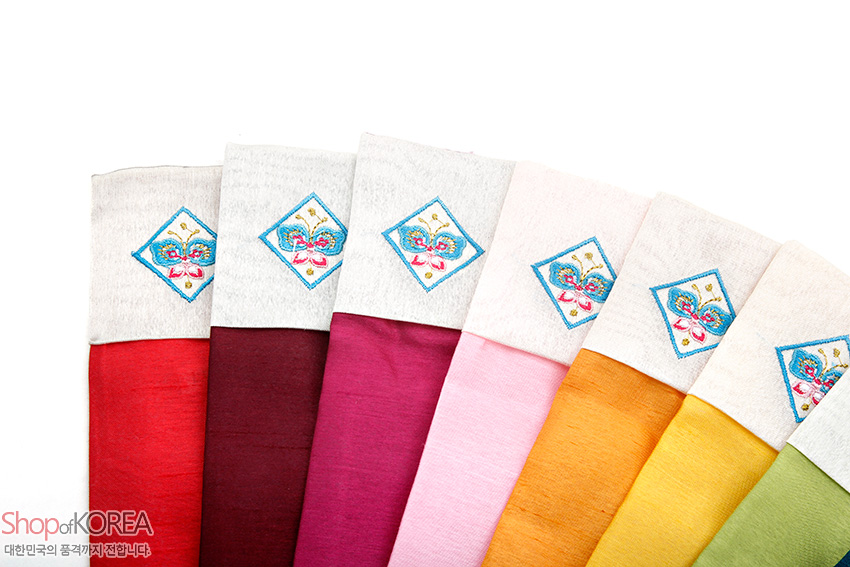 [텍스트: Shop of KOREA 대한민국의 품격까지 전해드립니다] 오색 비단으로 제작된 부채주머니, 상단 백색 천에 청색 테두리의 마름모 안 나비 전통 자수 문양 장식 디자인