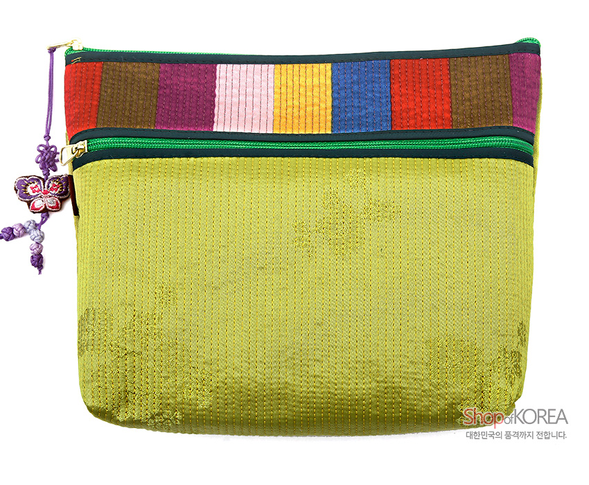 [텍스트: Shop of KOREA 대한민국의 품격까지 전합니다.] 연두색 누비 천에 은은한 전통 문양, 상단 색동 스트라이프와 녹색 지퍼, 옆면 나비 매듭 장식의 파우치 지갑 이미지 설명