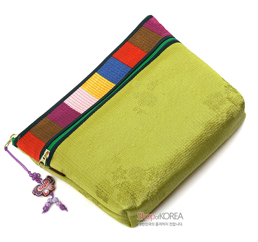 [텍스트: Shop of KOREA 대한민국의 품격까지 전합니다.] 연두색 누비 원단과 은은한 전통 문양, 상단 색동 스트라이프 배색과 초록 지퍼, 보라색 나비 매듭 장식이 조화된 파우치 지갑