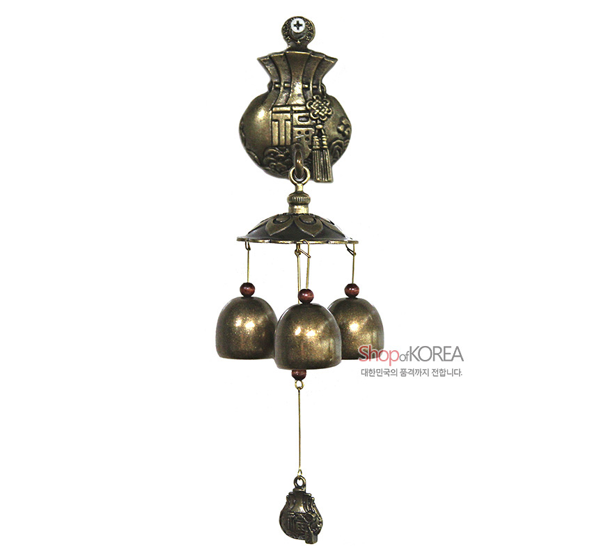 [텍스트: Shop of KOREA 대한민국의 중점을까지 전달합니다.] 황동빛 금속 복주머니와 복(福) 문자, 매듭·술 문양이 양각된 상단 장식과 세 개의 반구형 종, 붉은 구슬 포인트가 조화를 이루는 전통 풍경 구성