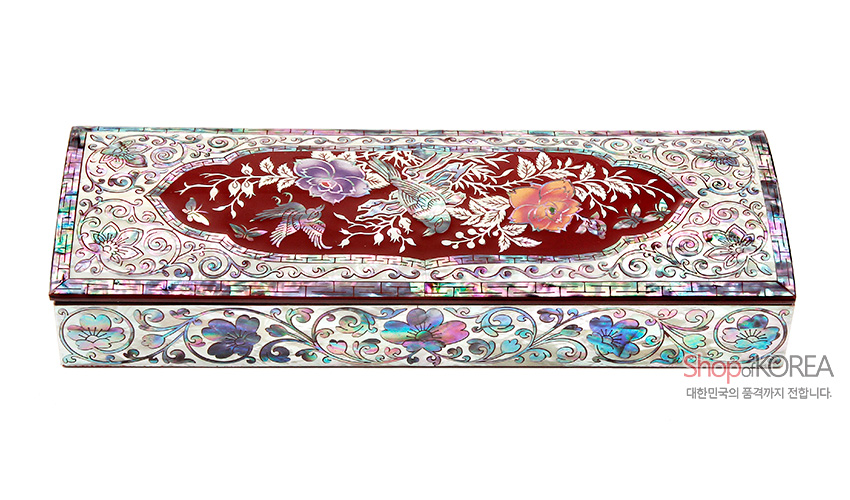 [텍스트: shopKOREA 대한민국의 품격까지 전합니다.] 적색 옻칠 바탕 위 자개 상감 장미와 새, 꽃넝쿨 문양이 화려하게 어우러진 직사각형 필함 디자인