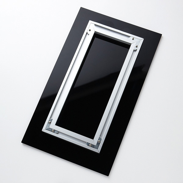 민화 아크릴 액자 - 호작도1 광택 나는 검정 아크릴 판 위에 직사각형 금속 프레임을 결합한 구조, 사각 나사 고정 방식의 뒷면 디테일 강조한 구성