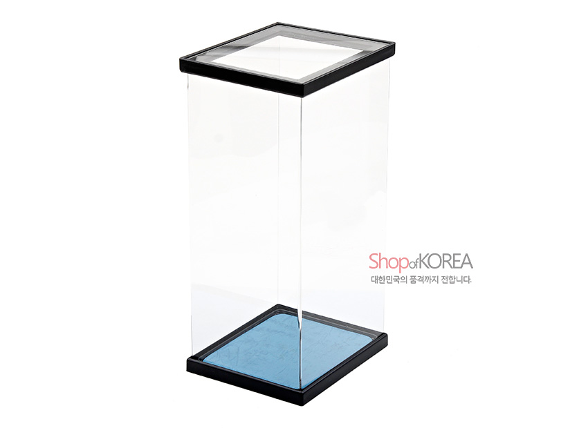[텍스트: ShopofKOREA 대한민국의 품격까지 전합니다.] 투명 아크릴 재질 직육면체 케이스와 검은 프레임, 청색 바닥 장식 구조의 전통 인형 보호용 진열 케이스 모습