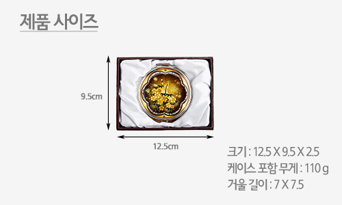 [텍스트: 제품 사이즈 / 크기 : 12.5 X 9.5 X 2.5 / 케이스 포함 무게 : 110 g / 거울 길이 : 7 X 7.5] 흰색 천으로 마감된 케이스 속 황색 그러데이션 바탕 위 자개 상감 매화 문양 금속 테두리 손거울 구성 이미지
