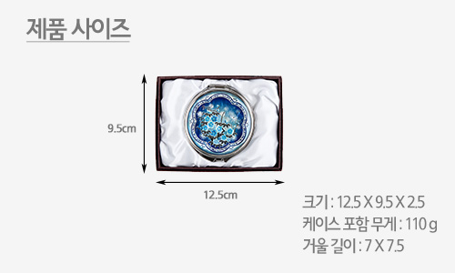 [텍스트: 제품 사이즈, 크기 : 12.5 X 9.5 X 2.5, 케이스 포함 무게 : 110g, 거울 길이 : 7 X 7.5] 흰 수지 또는 실크 안감 케이스에 담긴 청색 그라데이션 바탕 자개 상감 매화 문양 원형 금속 손거울 이미지 설명