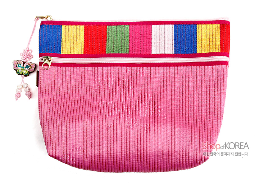 [텍스트: ShopofKOREA 대한민국의 품격까지 전합니다.] 연분홍 누비 비단 바탕에 윗부분 색동 누비 장식, 나비 자수와 매듭이 달린 금속 지퍼 장식 파우치지갑 이미지 설명