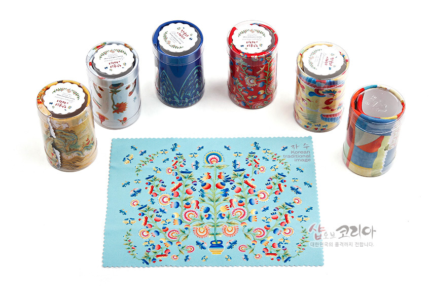 [텍스트: 자수, Korean traditional image, 샵오브코리아, 대한민국의 품격까지 전합니다.] 민트색 극세사 안경닦이 위에 다채로운 원색 실로 수놓은 십장생과 초화, 나비 문양이 정교하게 배치된 구성