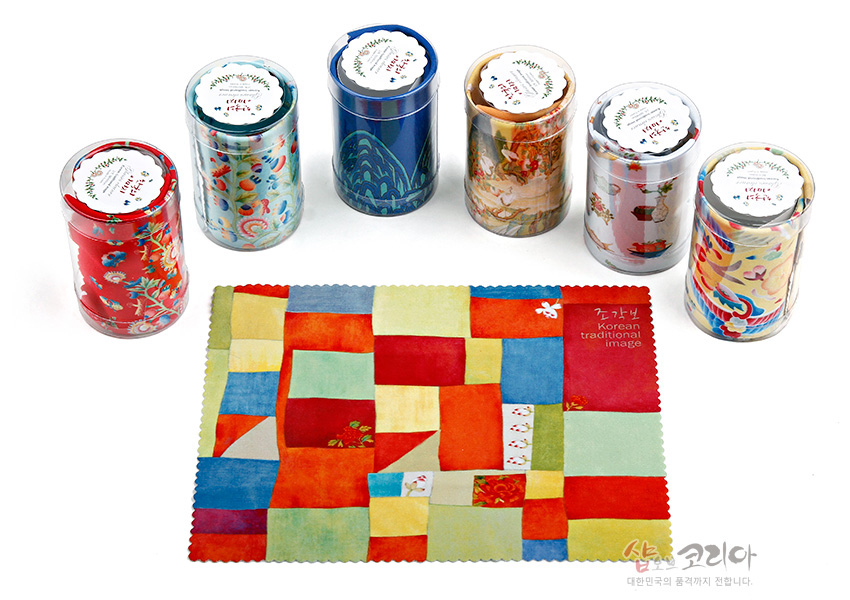 [텍스트: Korean traditional image] 다채로운 원색과 파스텔 조각보 패턴이 사각 패치워크로 구성된 극세사 안경닦이 이미지